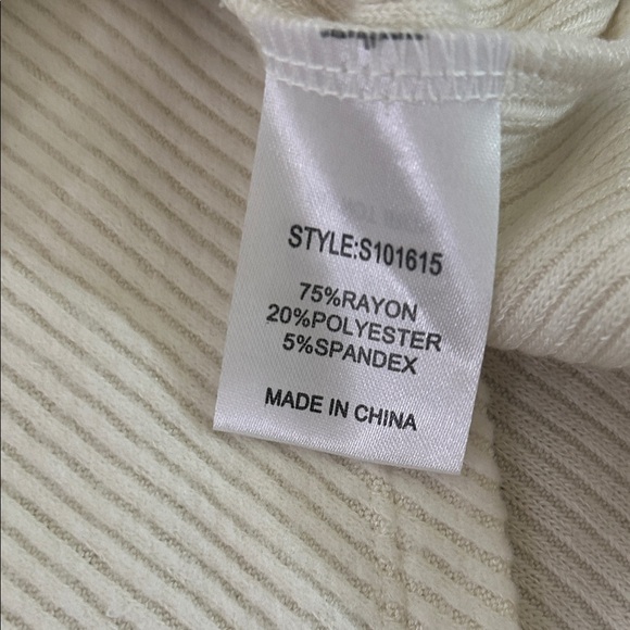 78&Sunny Ribbed Short Sleeve Tee in Cream with Crossover Hem - Picture 3 of 5